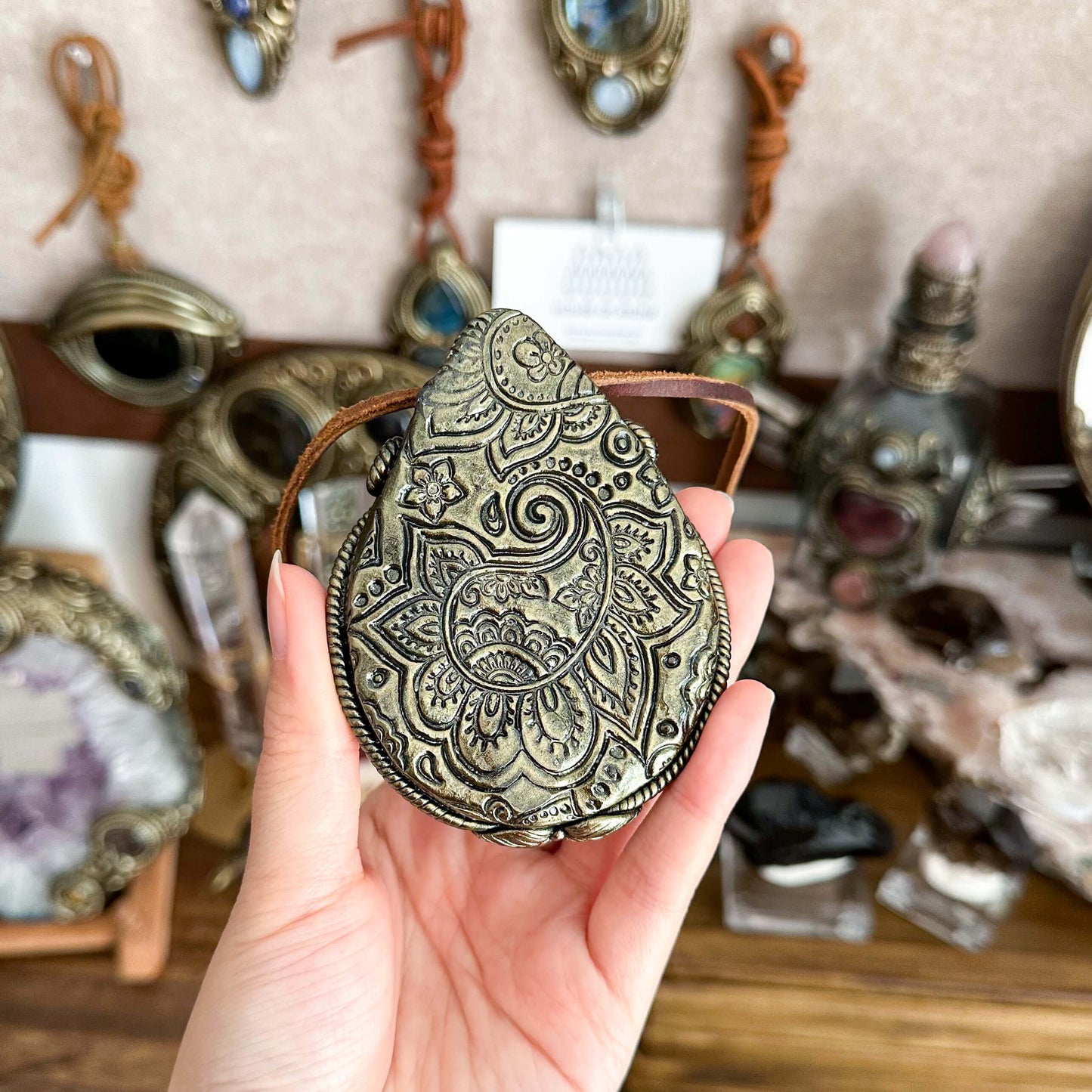 Handmade Natural Black Obsidian Pendant Necklace/Magic Obsidian Mirror Crystal Pendant/Scrying Mirror Labradorite Jewelry/Altar Tool