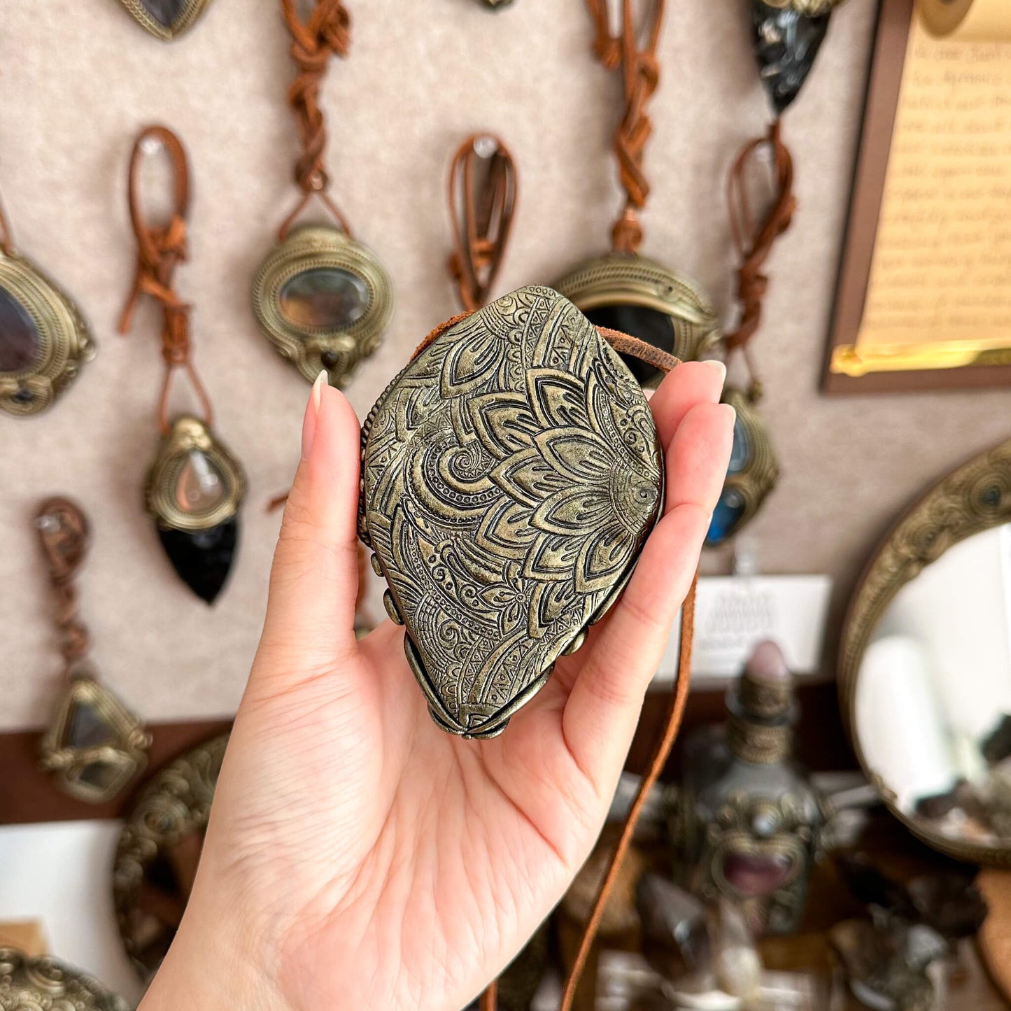 Handmade Natural Black Obsidian Pendant Necklace/Magic Obsidian Mirror Crystal Pendant/Scrying Mirror Labradorite Jewelry/Altar Tool