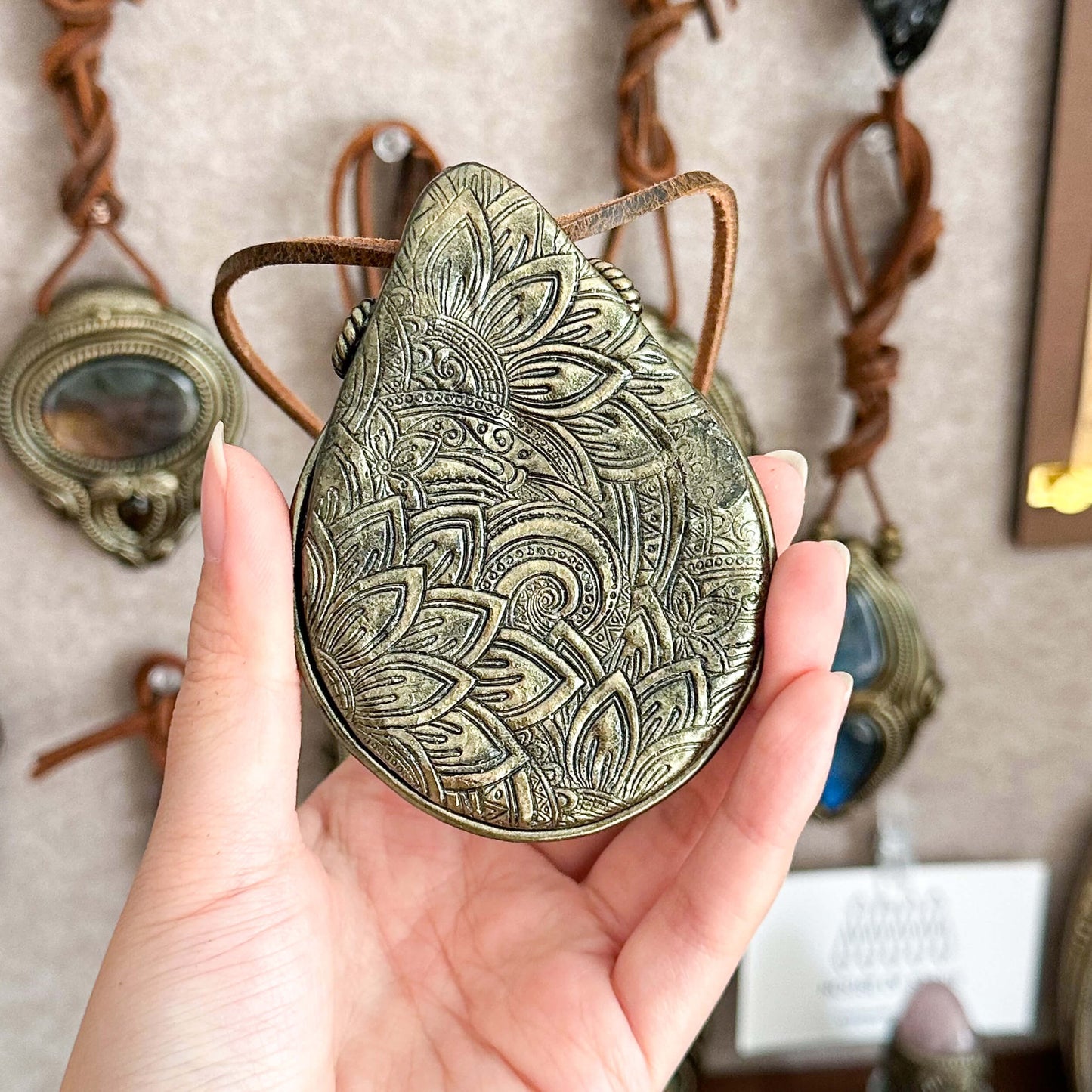 Handmade Natural Black Obsidian Pendant Necklace/Magic Obsidian Mirror Crystal Pendant/Scrying Mirror Labradorite Jewelry/Altar Tool