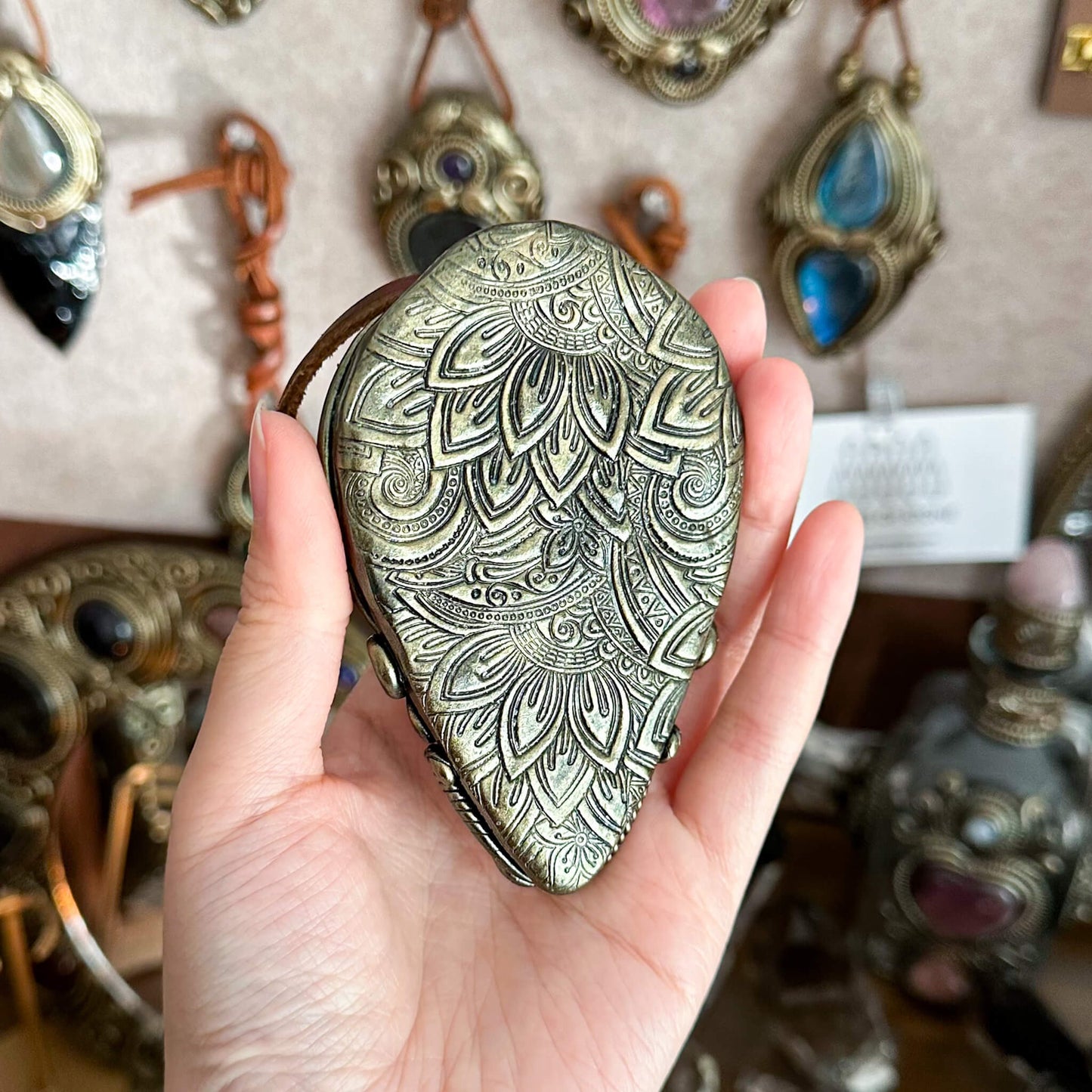 Handmade Natural Black Obsidian Pendant Necklace/Magic Obsidian Mirror Crystal Pendant/Scrying Mirror Labradorite Jewelry/Altar Tool