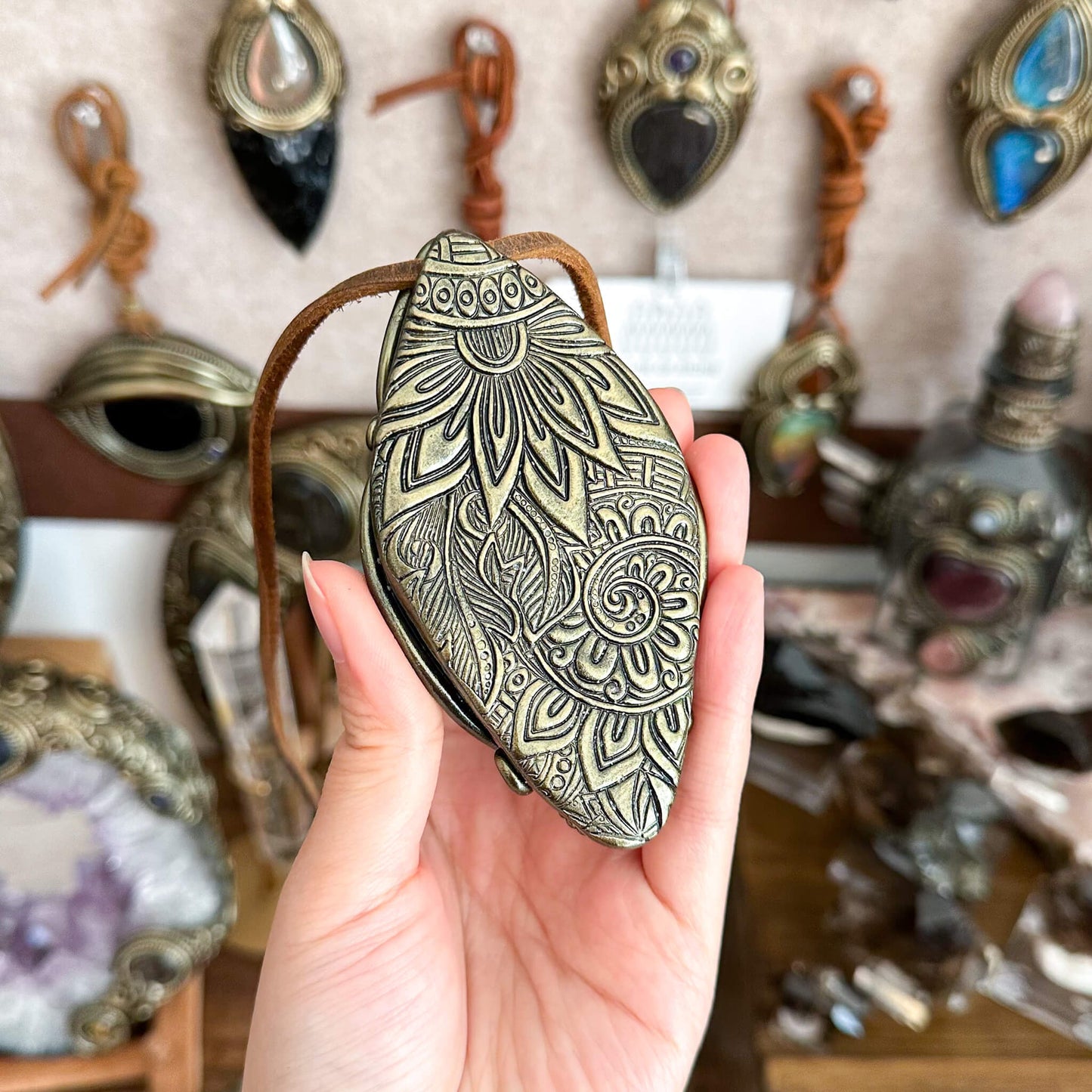 Handmade Natural Black Obsidian Pendant Necklace/Magic Obsidian Mirror Crystal Pendant/Scrying Mirror Labradorite Jewelry/Altar Tool